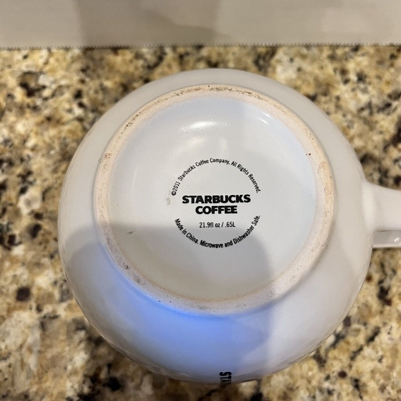 2011 Starbucks Holiday Holly & Berries 21.9 oz Coffee Mug - Picture 4 of 4